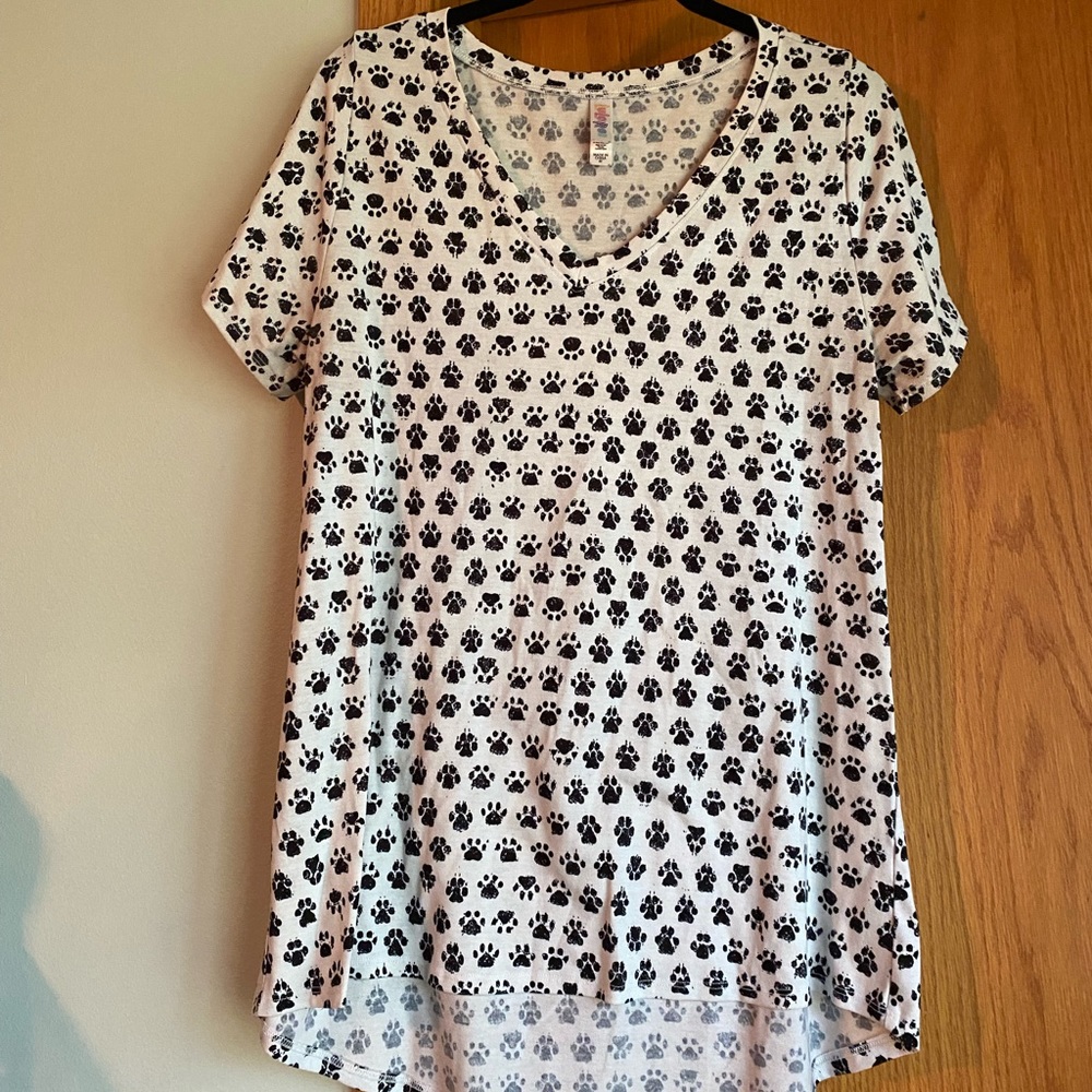 Paw print Lularoe Christy v neck tee size medium